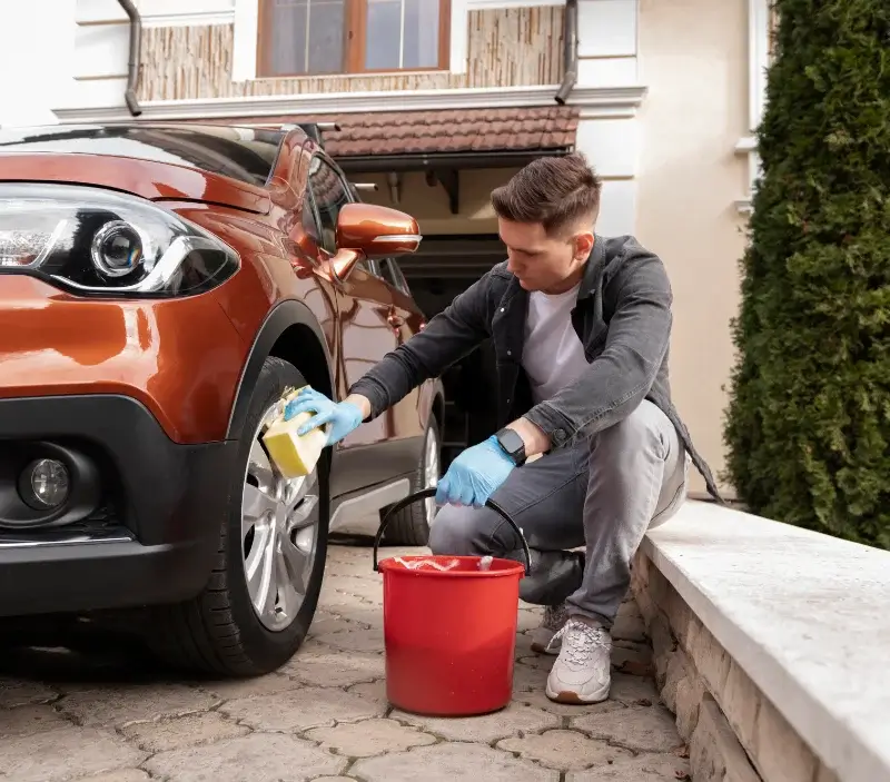 Lavage auto à domicile Médréac : professionnel intervenant sur un véhicule
